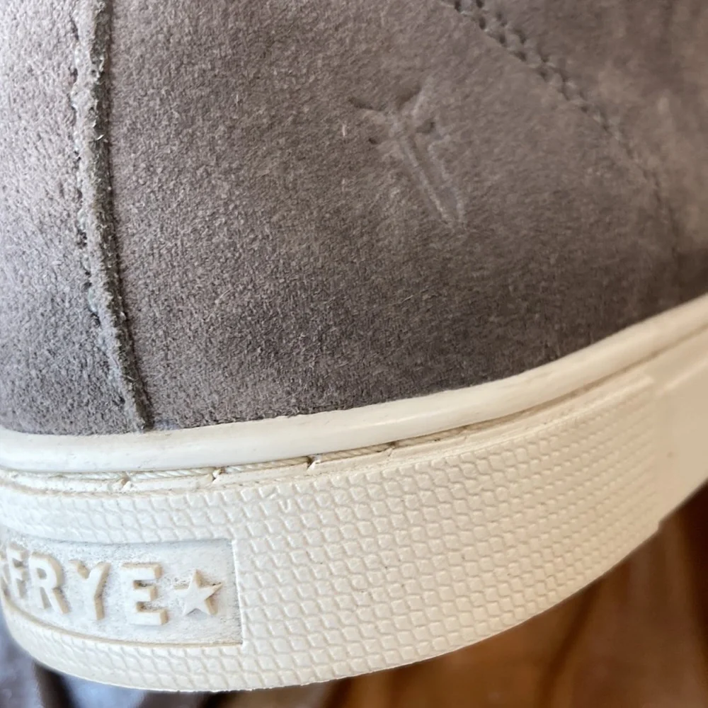 Frye mens chukkas in‎ taupe. Size 8 all suede leather. Excellent condition.